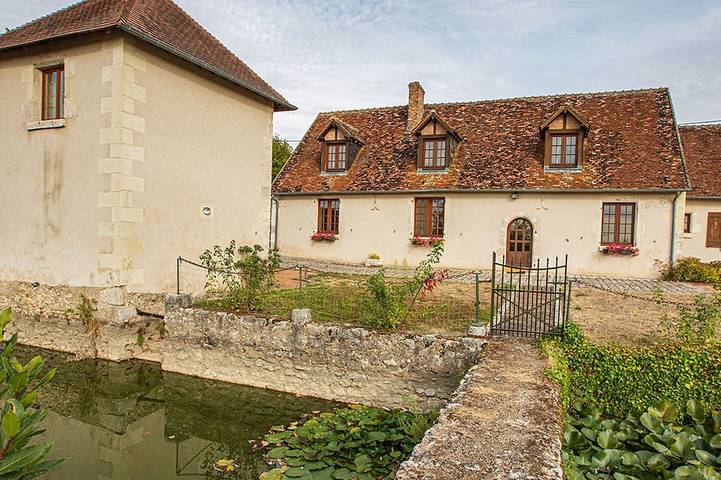 Gîte pour 8 personnes, avec piscine ainsi que jardin et terrasse