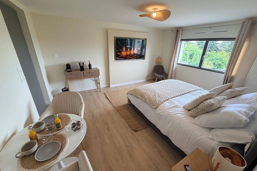 Suite Nordique avec vue lac sauna privatif et bain détente in Vesoul, Haute-Saône