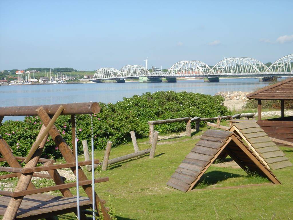 In der Nähe der Vildsundbrücke befindet sich dieses schöne Ferienhaus mit schöner Aussicht auf die Brücke und den Limfjord. Wi-fi in Erslev, Morsø