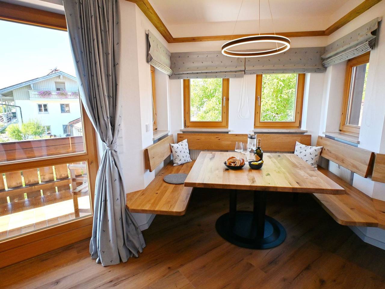 Ganze Ferienwohnung, Chiemseeglück - Alpenländisches Wohngefühl trifft moderne Eleganz ? Ihre exklusive Ferienwohnung am Chiemsee in Chiemseenähe in Chieming, Chiemsee