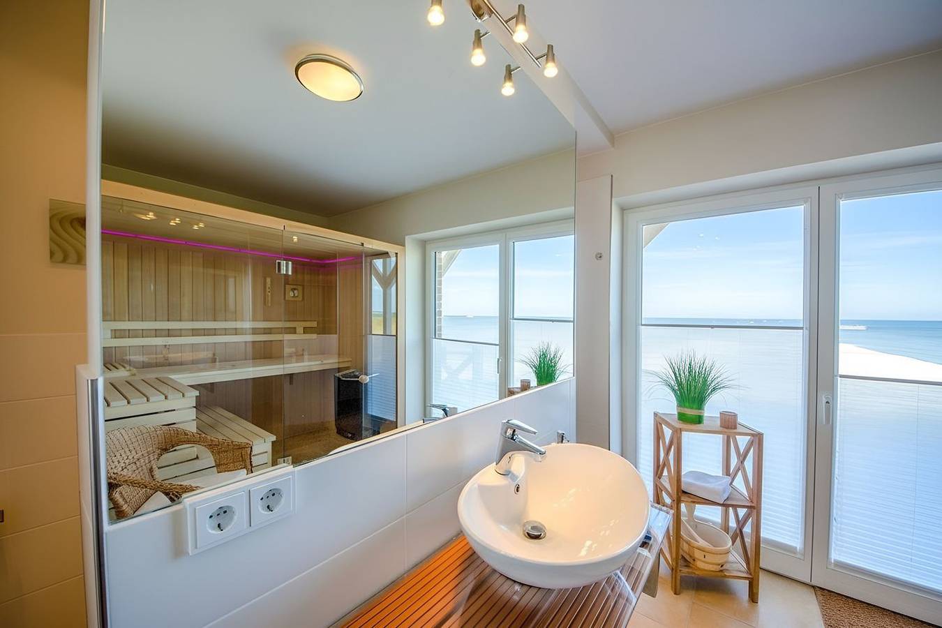 Ferienhaus Auf der Ostsee, mit freiem Meerblick, direkt am Strand, Sauna und zwei Terrassen in Olpenitz, Kappeln