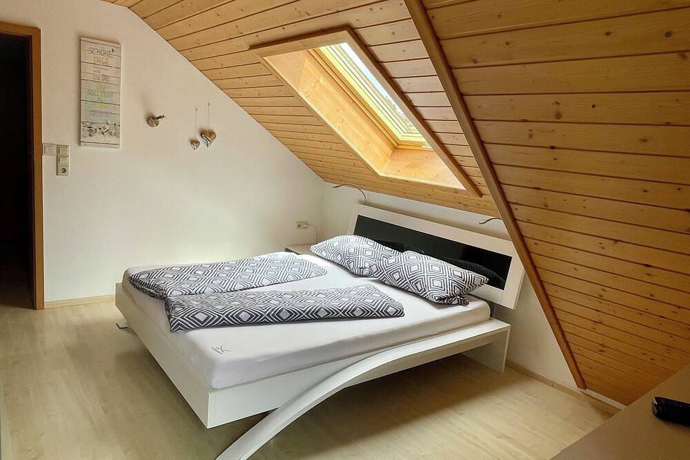 Ganze Wohnung, Moderne Dachgeschoss Ferienwohnung mit großzügiger Außenanlage in ruhiger Lage in Dachsberg, Südschwarzwald