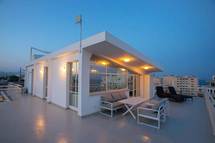 Ferienwohnung für 4 Personen, mit Balkon und Terrasse sowie Garten in Limassol