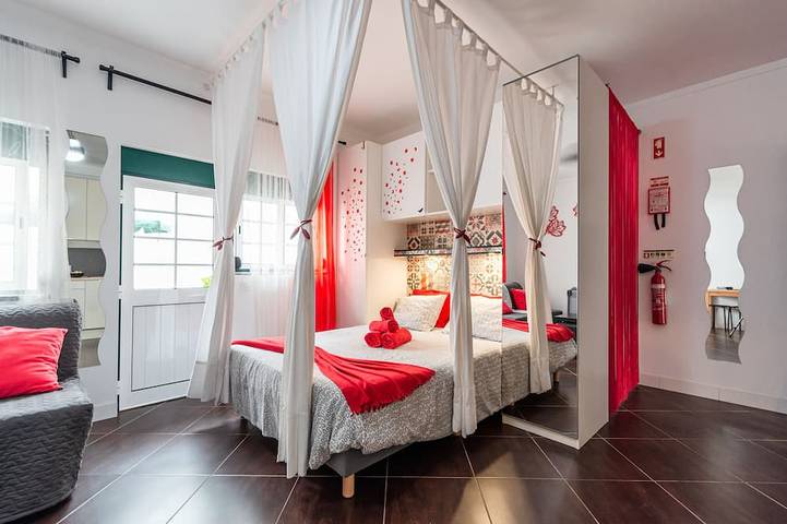 Entire apartment, Studio with Backyard 100m of Peniche-Baleal Beach in Leiria District