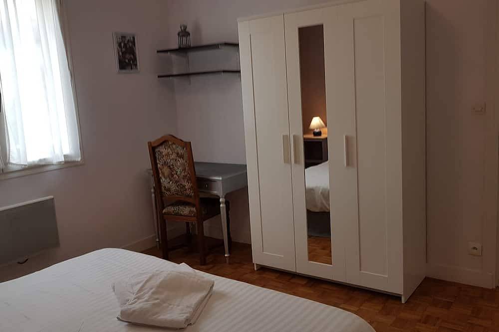 Entire apartment, Furnished apartment in comfortable single-family house with mature garden in Bagnoles-de-l'Orne, Parc naturel régional Normandie-Maine