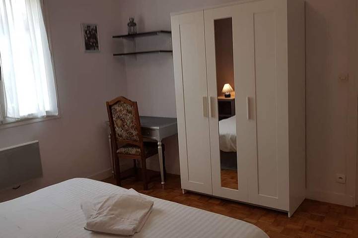 Entire apartment, Furnished apartment in comfortable single-family house with mature garden in Bagnoles-de-l'Orne, Parc naturel régional Normandie-Maine