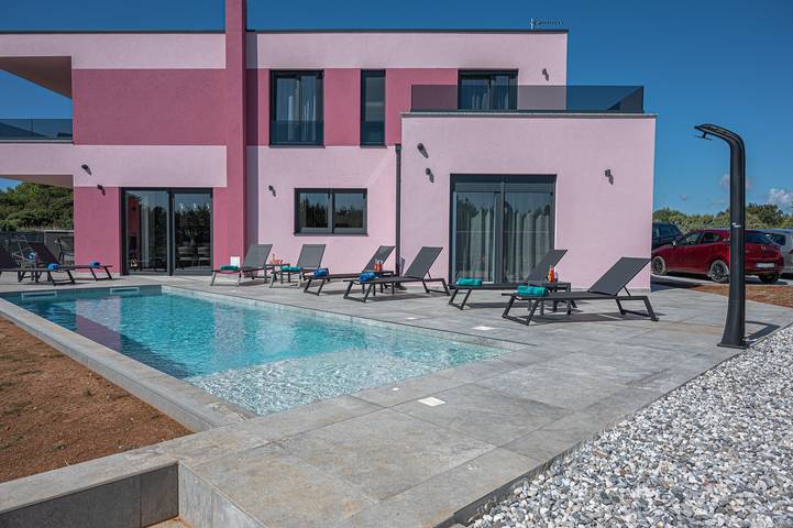 Villa für 8 Personen, mit Balkon und Pool sowie Garten, mit Haustier in Premantura