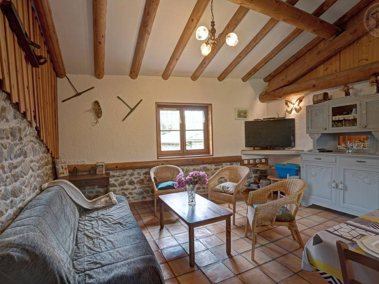 Casa Rural Ecológica a 10 min de Pistas con Wi-Fi y Entorno Tranquilo in Chalmazel, Montbrison