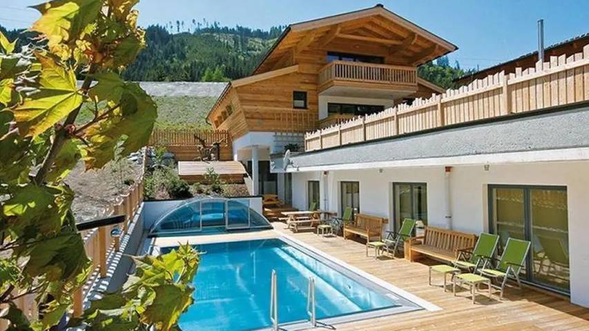 Chalet voor 18 personen, with zwembad and sauna as well as terras in Flachau