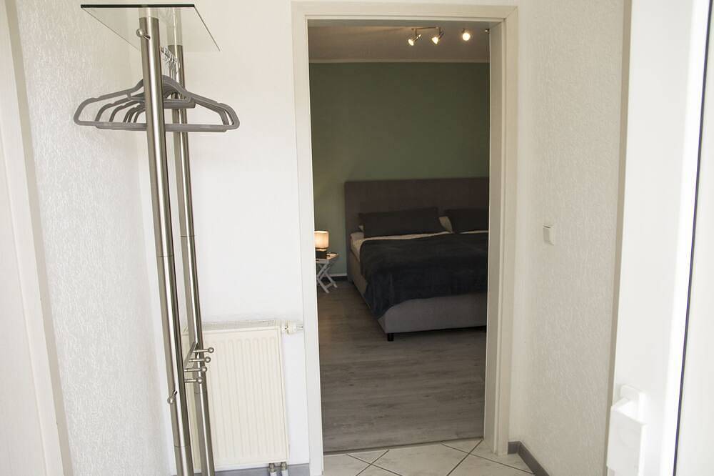 Ganze Wohnung, Gemütliche Ferienwohnung mit traumhaftem Blick ins Kylltal in Birresborn, Vulkaneifel