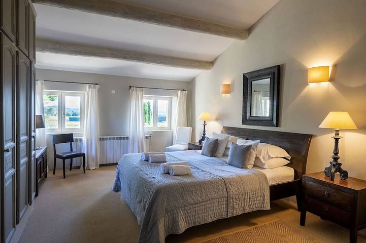 Location de vacances pour 8 personnes, avec jardin ainsi que terrasse et piscine à Joucas - 2