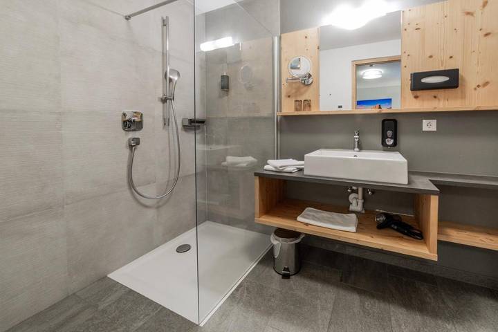 Hôtel pour 6 personnes, avec Balcon et Jacuzzi ainsi que Terrasse et Jardin à Brunico - 2