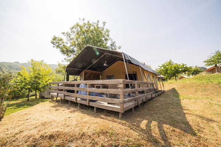 Camping per 6 persone, con Terrazza e Giardino nonché Piscina e Panorama a Pesaro