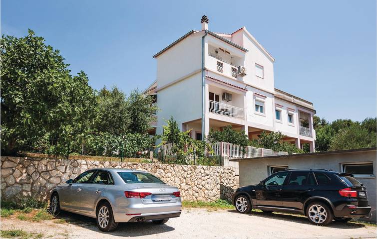Ganze Ferienwohnung, Gemütliches Apartment mit 1 Schlafzimmer, Meerblick, WLAN und Parkplatz, 900 m vom Strand entfernt in Novigradsko More, Zadar