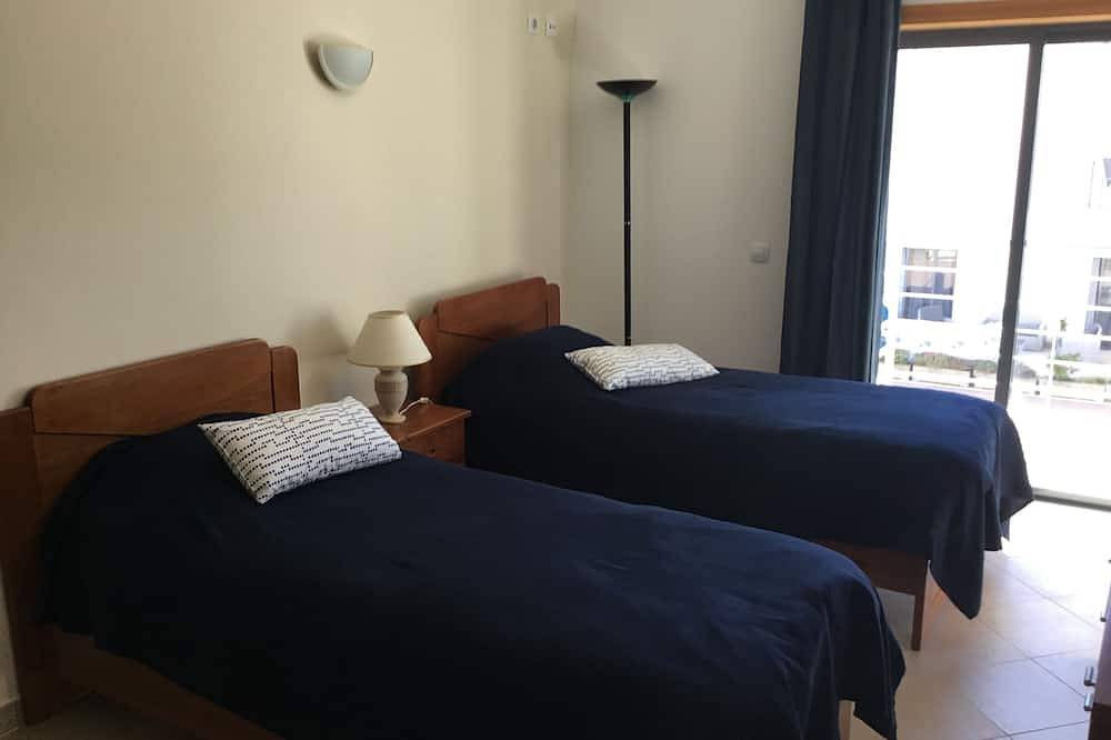 Hel lejlighed, Sunny and modern apartment near the beach in São Sebastião, Lagos