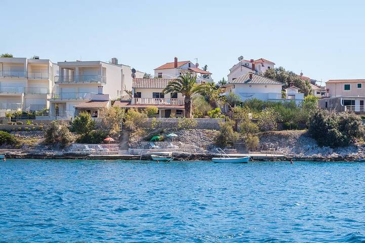 Appartement entier, Appartement confortable Bose 2 + 2 à seulement 5 mètres de la plage dans un endroit calme pour se détendre in Kanica, Razanj