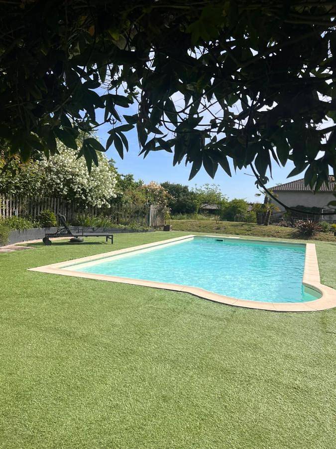 Location de vacances pour 2 personnes, avec piscine ainsi que jardin et terrasse, animaux acceptés à Crottet