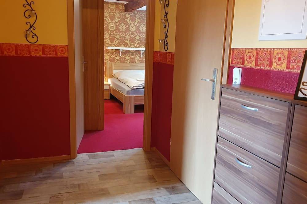 Ganze Wohnung, Ferienwohnung im Gutshof – Direkt gegenüber dem Schloss mit Terrasse und Wlan in Gablenz, Oberlausitz-Niederschlesien
