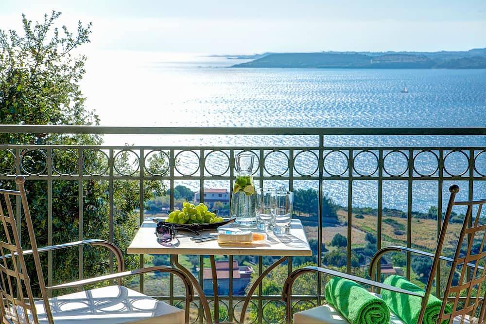 Entire apartment, *New For 2016 * Superb 1 bedroom King Suite walking distance to town and beach. in Lassi, Argostoli
