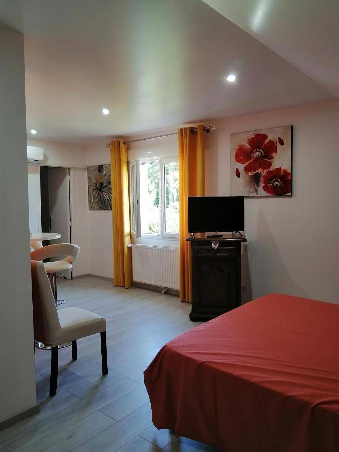 Location de vacances pour 2 personnes, avec terrasse ainsi que vue et jardin à Ussel - 2