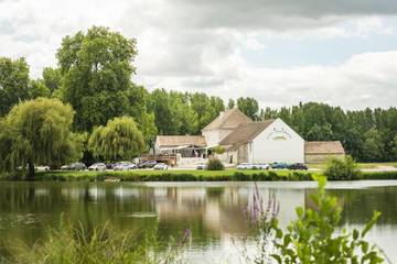 Hôtel pour 2 personnes, avec vue sur le lac et vue ainsi que jardin et terrasse, animaux acceptés à Épervans