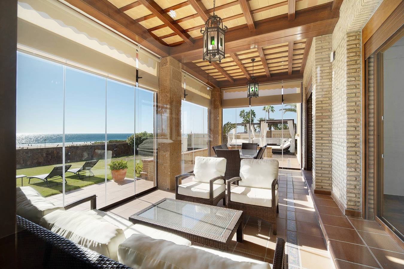 Villa "Carolina Beach House" con vistas al mar, 2 terrazas privadas y Wi-Fi in La Barrosa, Chiclana de la Frontera