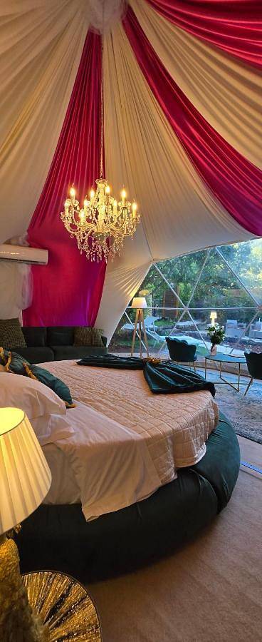 Camping per 4 persone, con giardino e idromassaggio nonché piscina e sauna, adatto a famiglie con bambini in Sicilia
