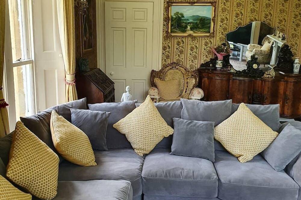 Historic Manor House - Sleeps 16 - Pool & Hot Tub in Kent
