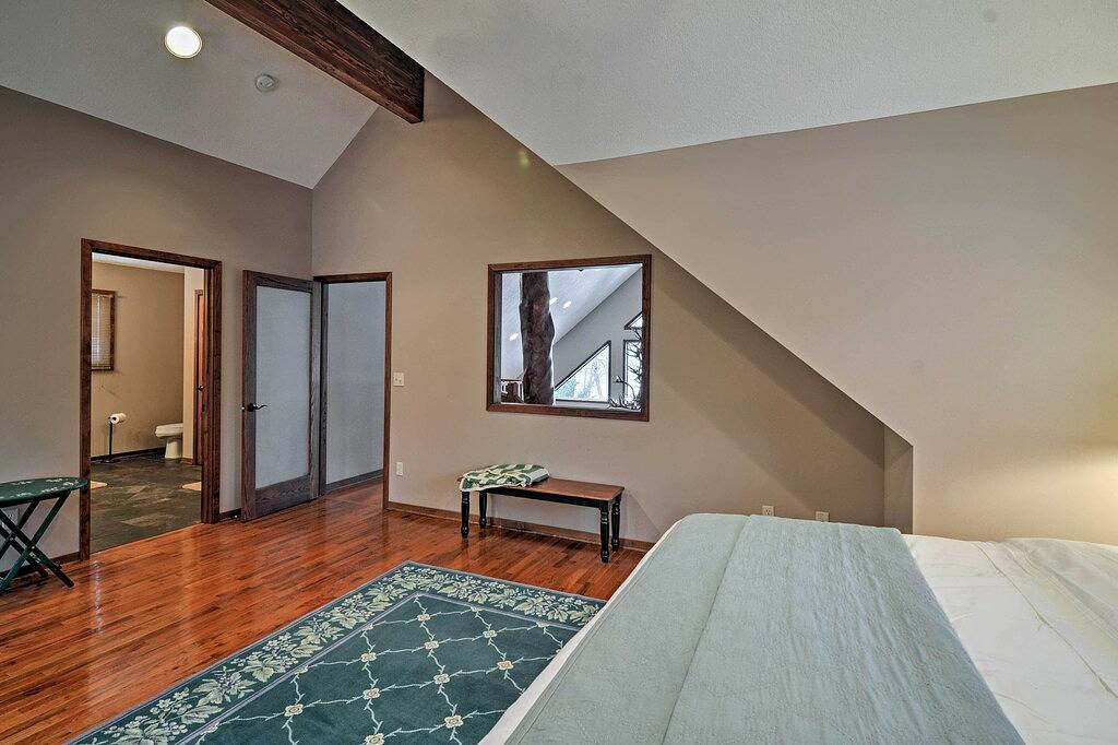 Lakefront Roscommon Home mit Dock, Terrasse und Spielen! in Higgins Lake