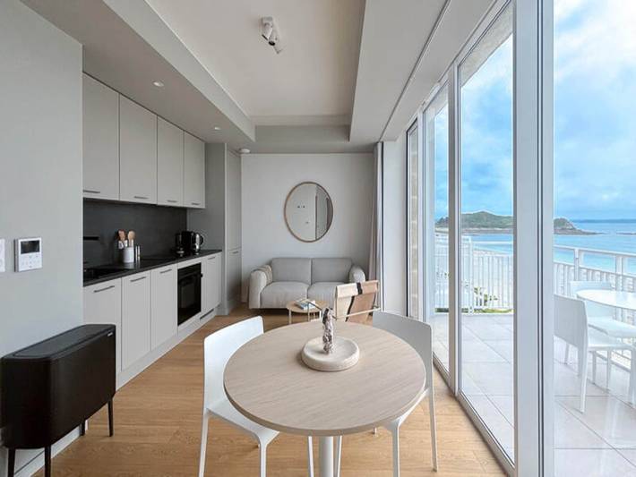 Location de vacances pour 2 personnes, avec balcon ainsi que piscine et jardin, adapté aux familles dans Plage Tresmeur - 2