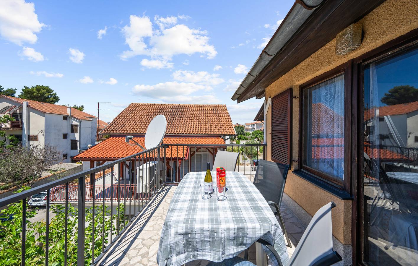 Ganze Ferienwohnung, Charmantes Apartment mit einem Schlafzimmer und Terrasse, 500 m vom Strand entfernt in Vodice, Šibenik-Knin