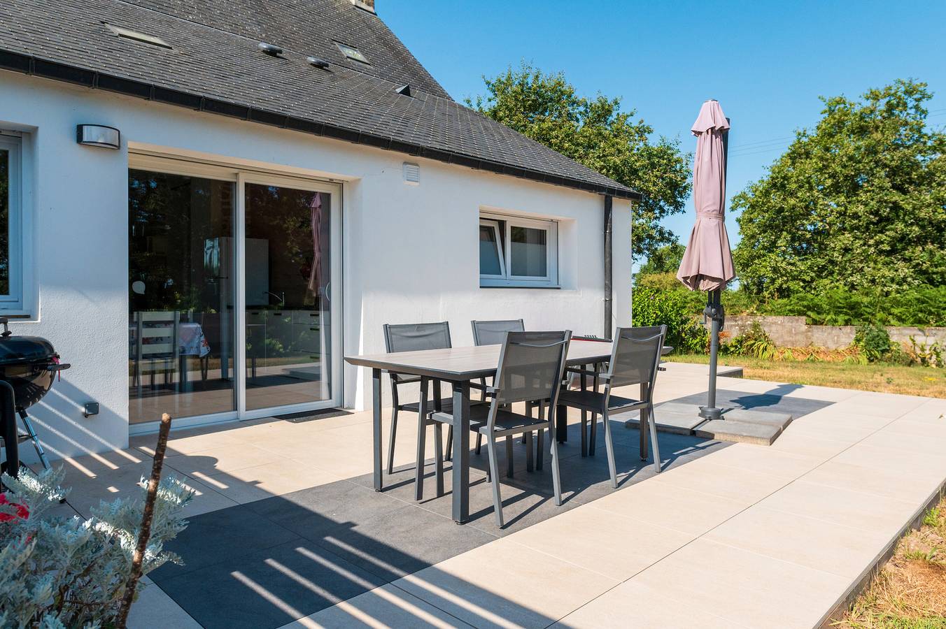 Cottage 'Au Pied Des Chênes' with Private Terrace, Shared Garden and Wi-Fi in Crach, Côte des Mégalithes