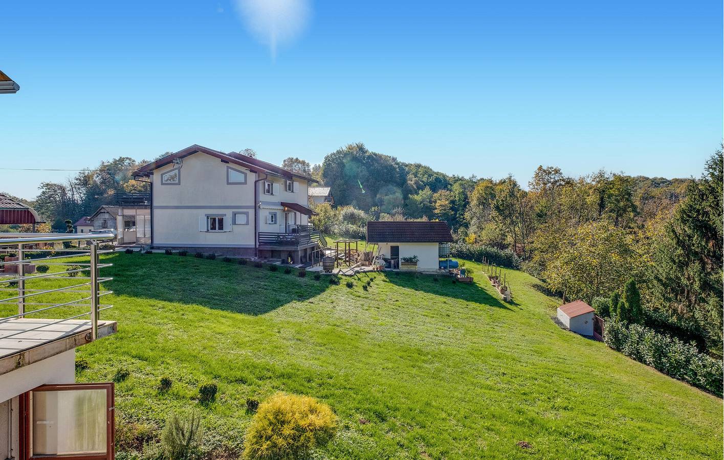Geräumige 222 m² große Wohnung mit beheiztem Pool und Terrasse in Sisak-Moslavina
