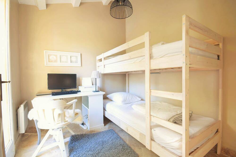 Villa moderne avec un beau jardin, piscine chauffée, un espace barbecue, à proximité des plages in Roquebrune-sur-Argens, Région de Draguignan