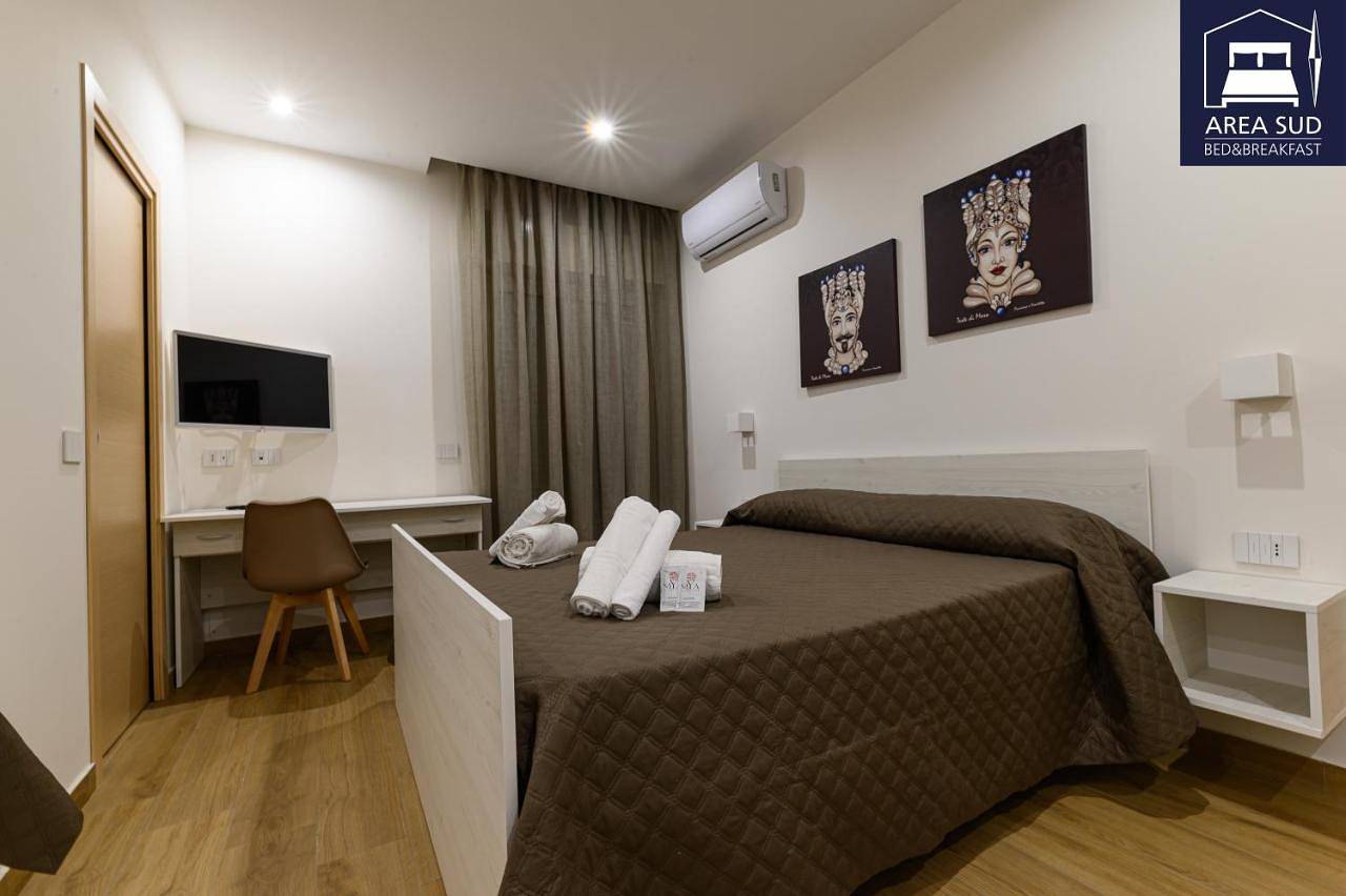 Single Room with Private Bathroom in Canicattì, Provincia di Agrigento