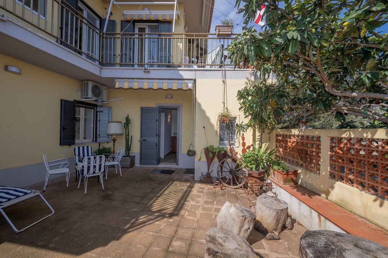 Appartement entier, Appartement 'Vanedda di Mari - Casa Nespolo' avec terrasse partagée, Wi-Fi et climatisation in Messina, Province de Messina
