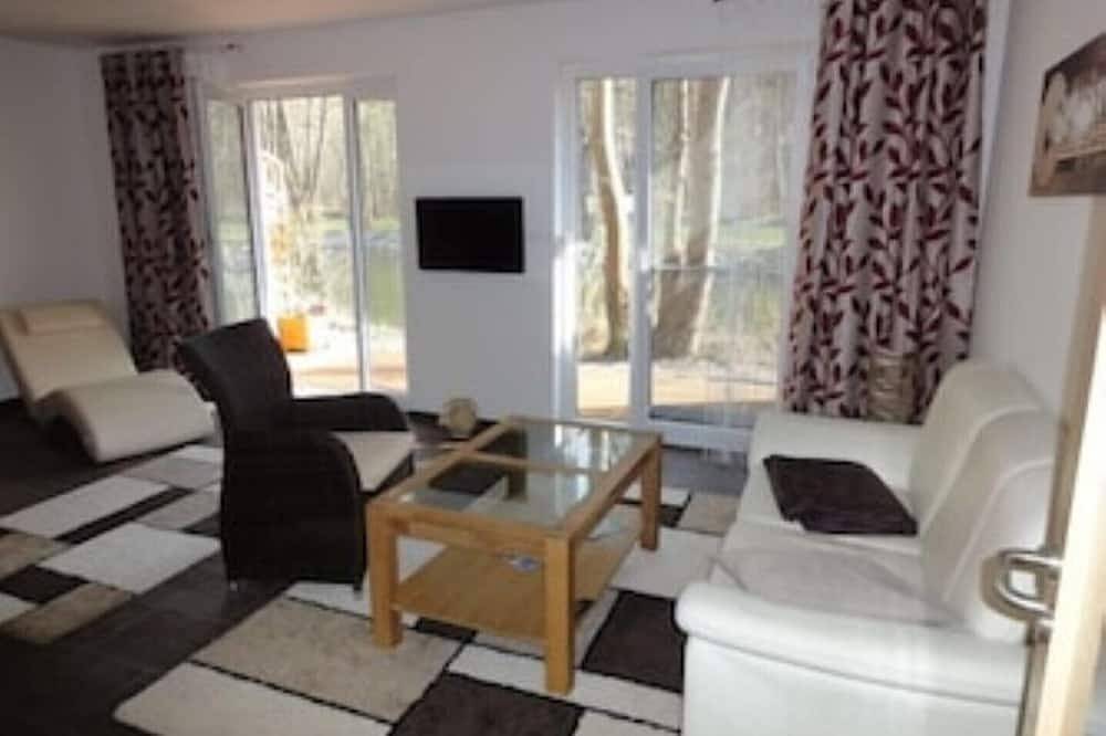 Ganze Wohnung, Ferienhaus Seebrise ***** Fw B1 direkt am See in Storkower See, Storkow