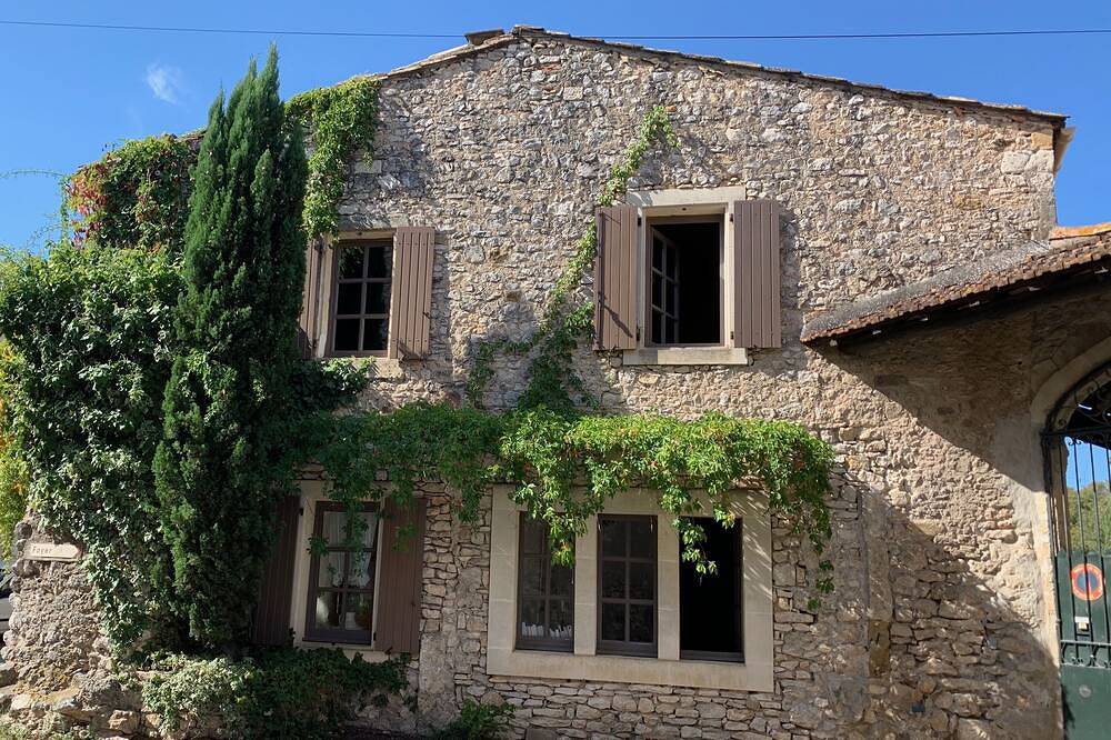 Maison de charme  avec jardin de curé dans petit village entre Nîmes et Uzès in Dions, Région de Nîmes