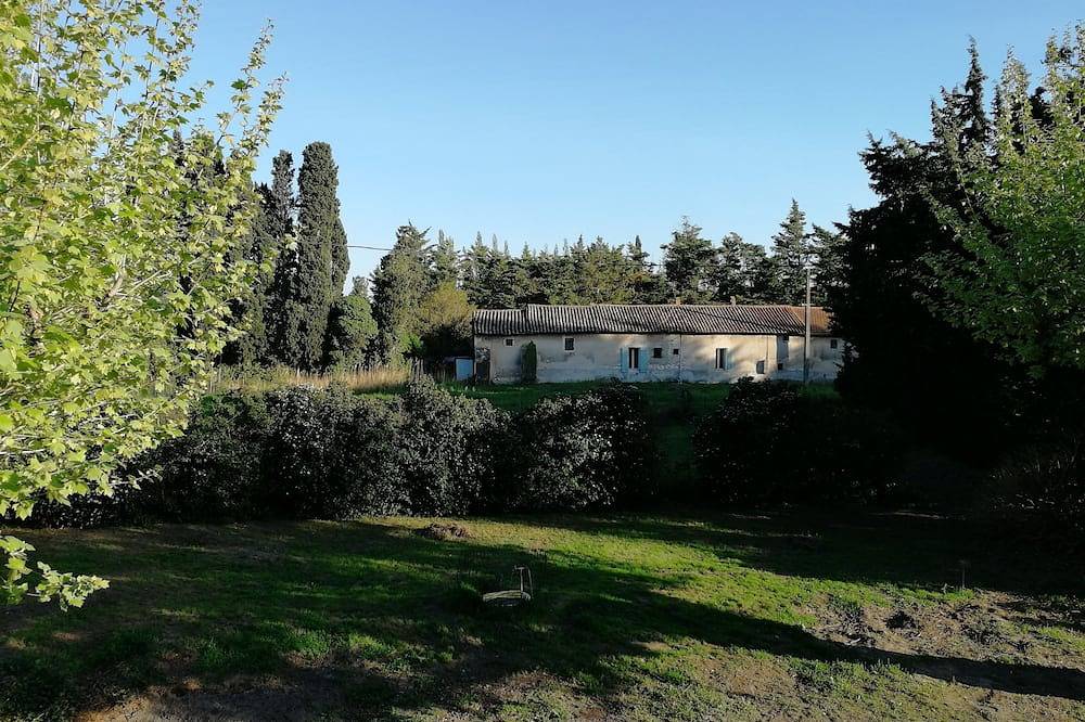 Cottage of two plane trees between Alpilles and Luberon in Orgon, Arles region