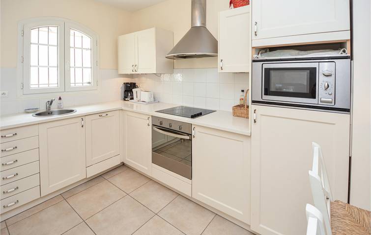 A/C Terrace Apt w/ Parking, WiFi - Aigues-Mortes in Aigues-Mortes, Côte d'Améthyste