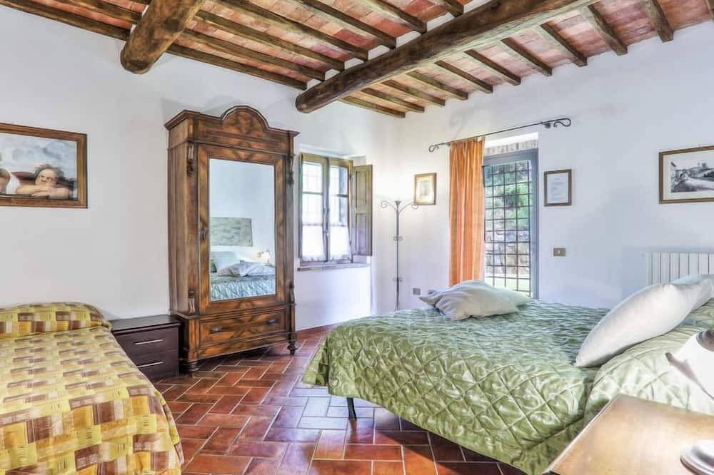 Federico farmhouse with swimming pool and jacuzzi, panoramic position in Chianti in Castellina in Chianti, Chianti