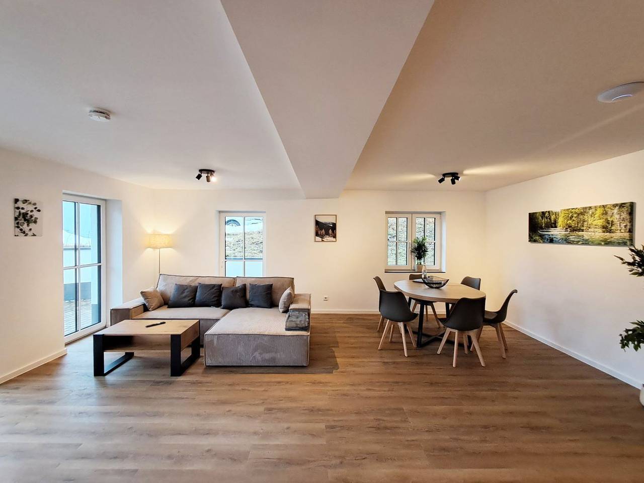 Ganze Wohnung, Ferienwohnung Wiesengrün: 97 m², Terrasse, 2 Bäder, Wlan, Hund erlaubt in Elkeringhausen, Winterberg