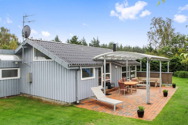 Feriehus for 6 personer, sauna og jacuzzi i tillegg til terrasse og hage i Hals