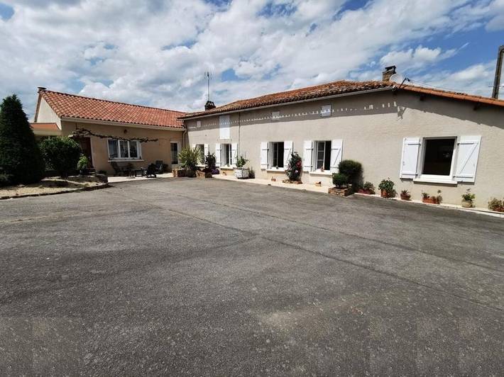 Location de vacances pour 10 personnes, avec Terrasse ainsi que Jardin et Piscine à Bressuire