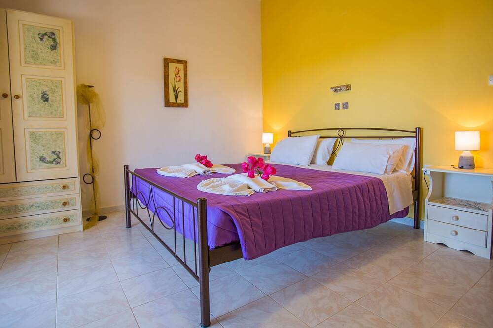 Entire apartment, Ammos Apartments - Marinos 2 bedroom apartment in Ammoudi, Alykes