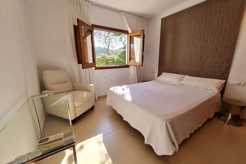Villa 12 Pers Op 1 Km Stranden in Sant Carles de Peralta, Santa Eulària des Riu