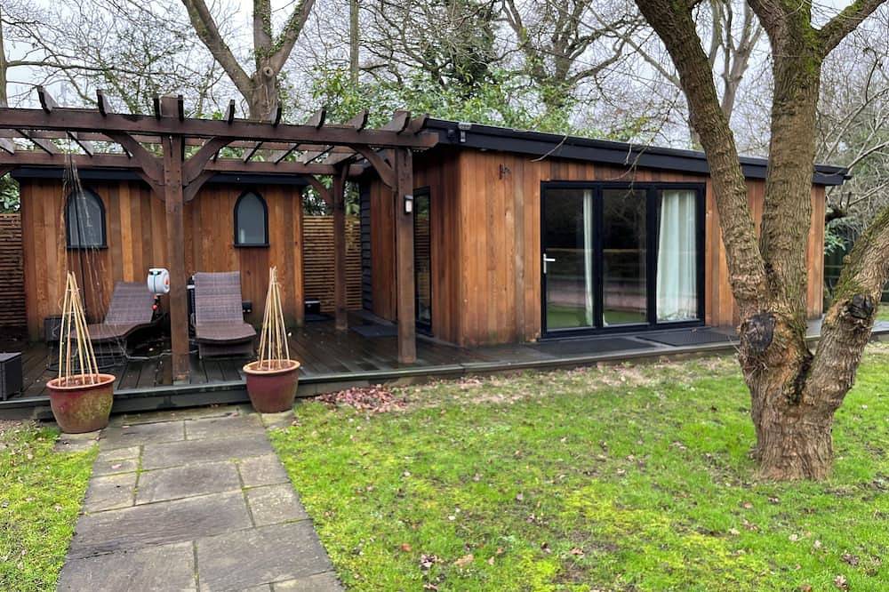 Retreat to a tranquil 30sqm Cedar wood cabin on a 3 acre country estate. in Chelmsford, Essex