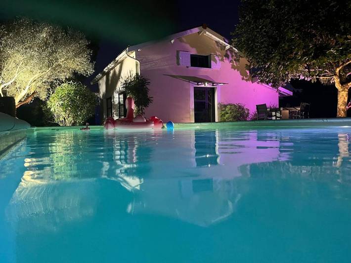 Location de vacances pour 4 personnes, avec Jacuzzi et Terrasse ainsi que Jardin et Piscine à La Lande-de-Fronsac