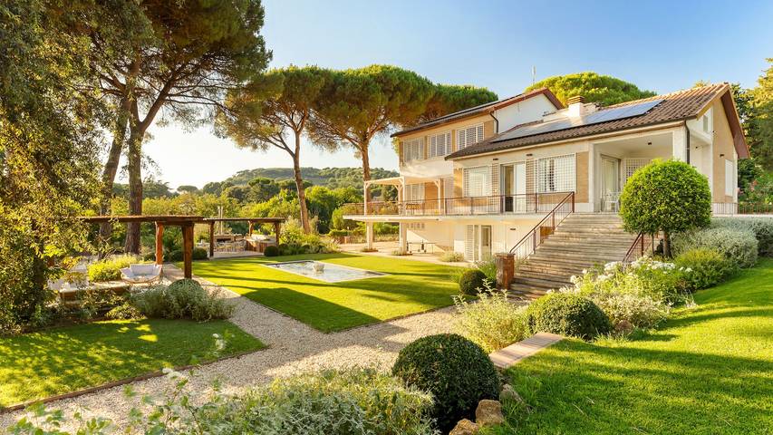 Villa for 10 people, with Terrace and Yard in Marino