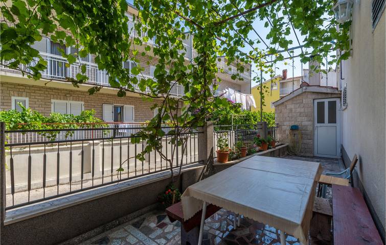 Appartement de vacances entier, Appartement confortable avec terrasse, cuisine et parking - À 500 m de la plage de Strobec in Stobrec, Split-Dalmatie